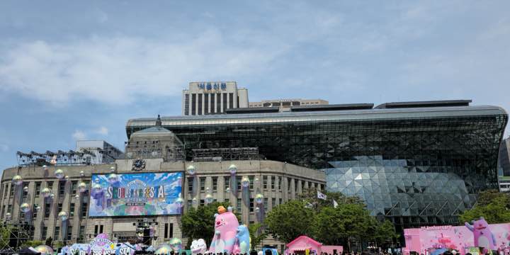 2025 서울스프링페스타 당시 서울광장과 시청;2026 한강 행사 사진이 아닌 과거 자료