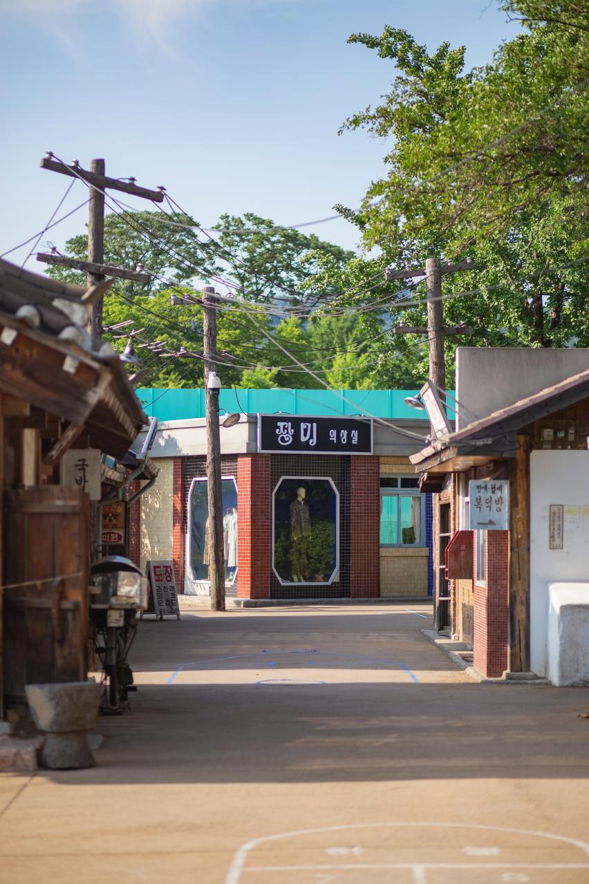 국립민속박물관 서울 본관 야외 전시의 옛 거리와 의상실