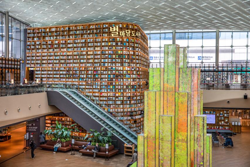 코엑스몰 별마당도서관의 높은 서가와 실내 공간