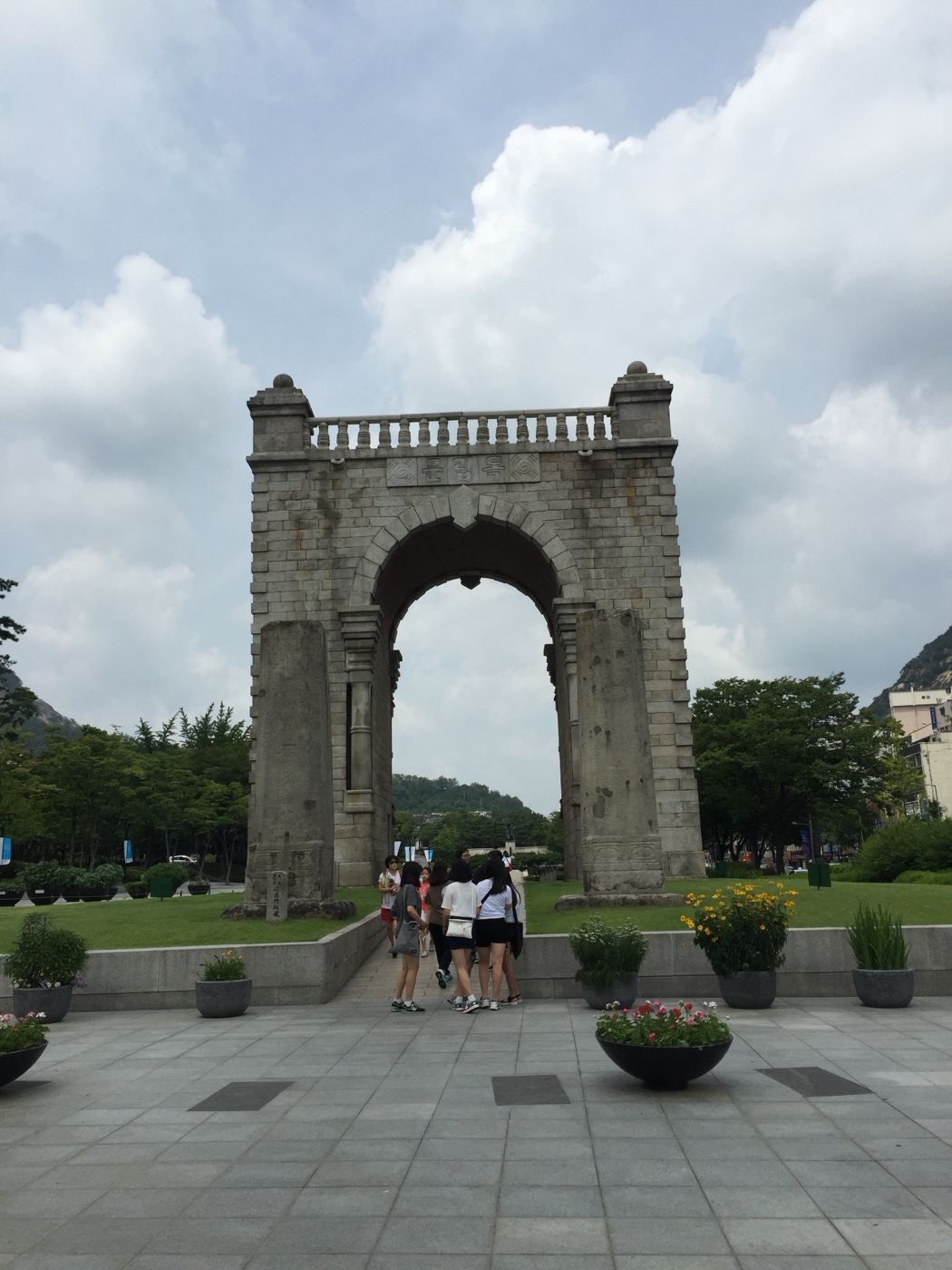 독립문 현판과 석조 아치, 주변 공원 산책로