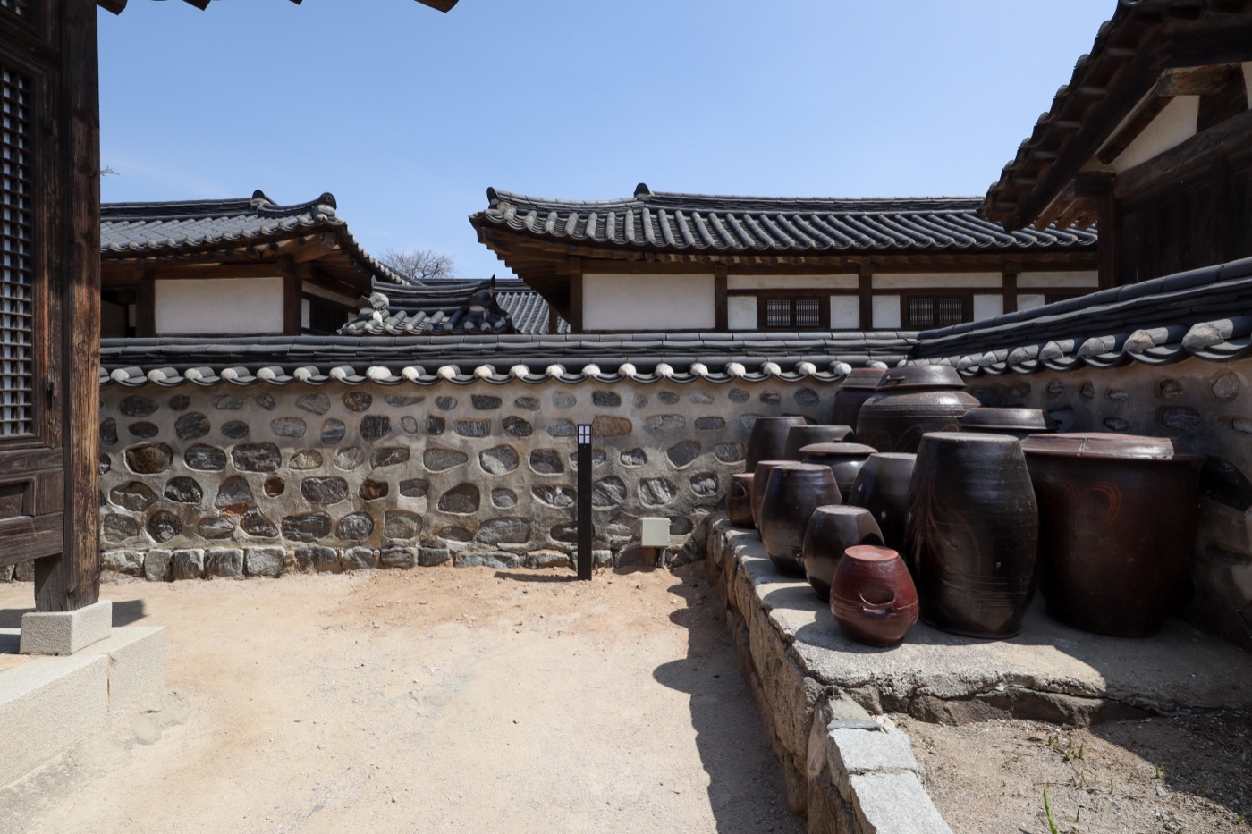 남산골한옥마을의 한옥 담장과 장독대