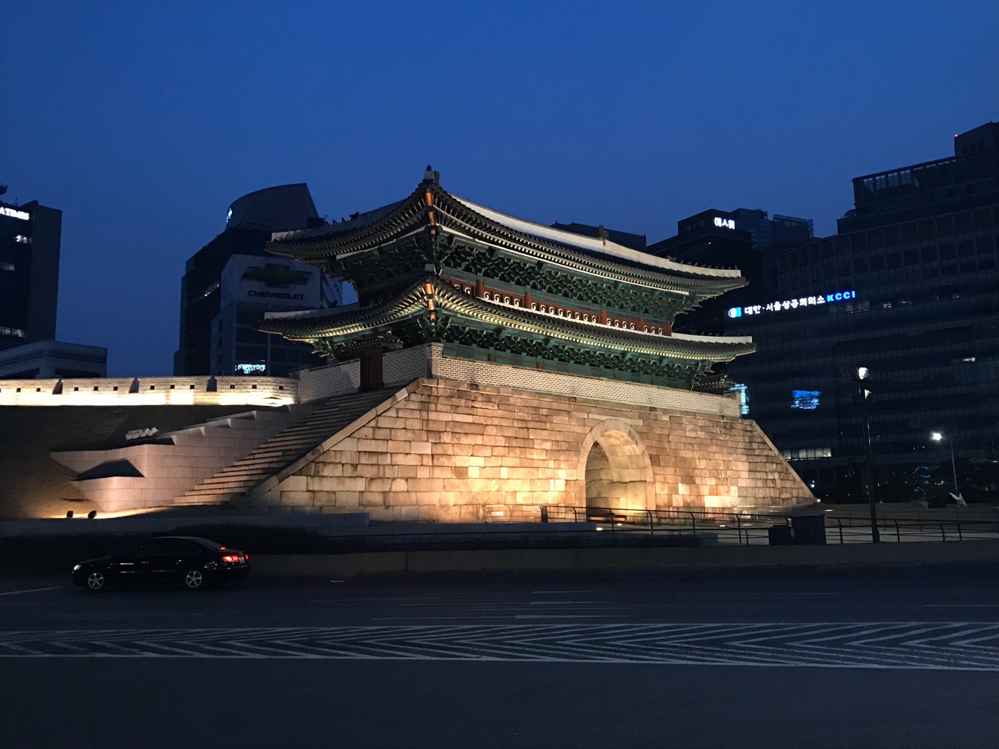 해질녘 도로 건너에서 바라본 숭례문 외관