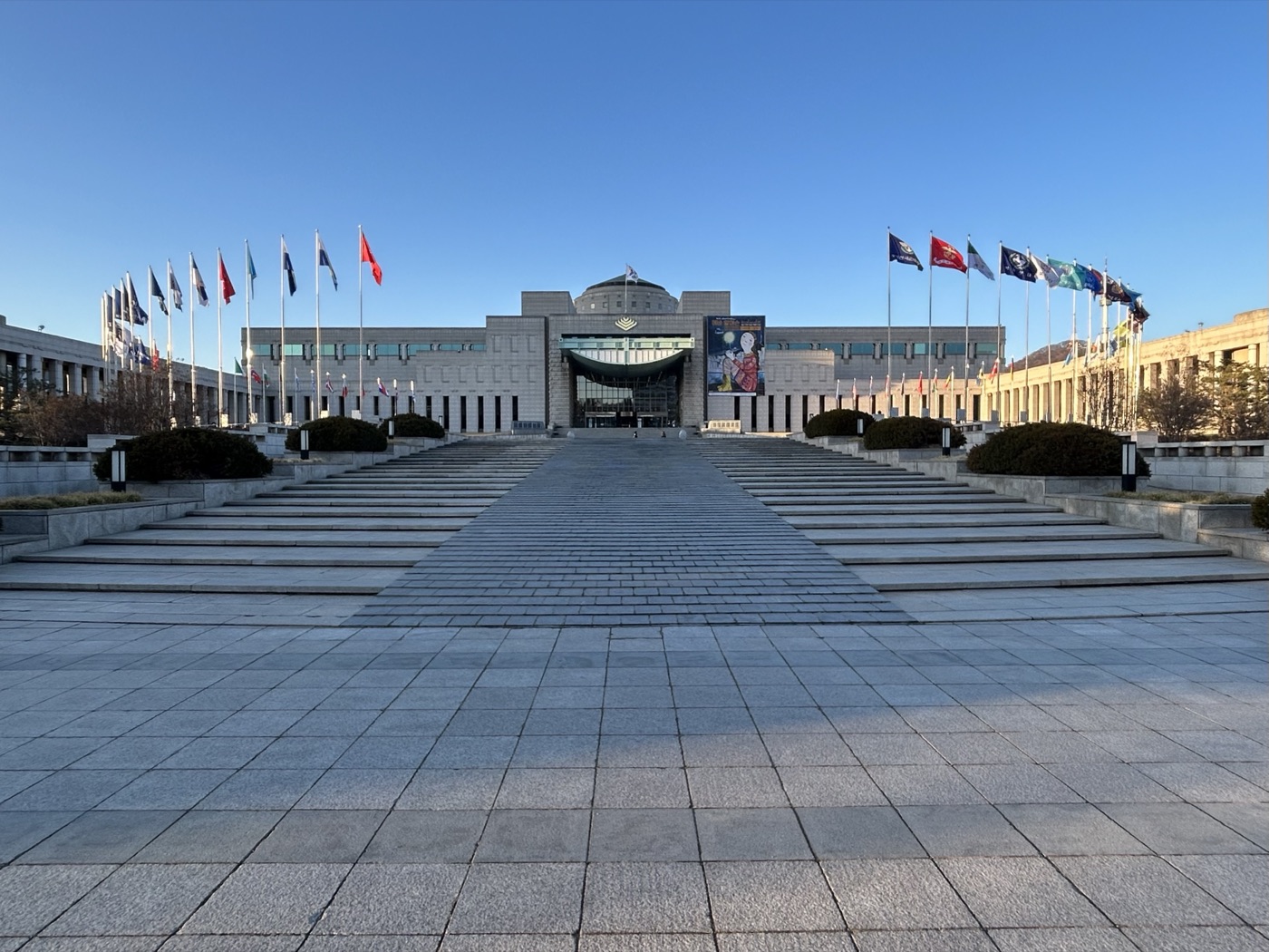 서울 용산 전쟁기념관 본관과 중앙 광장, 양옆의 깃발