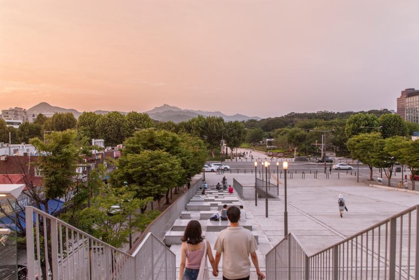 세운상가 보행데크에서 종묘 방향 광장과 계단을 바라본 풍경