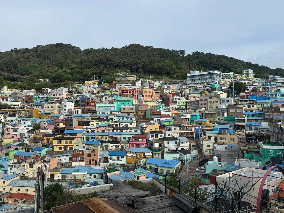 부산 감천문화마을 언덕의 알록달록한 집들