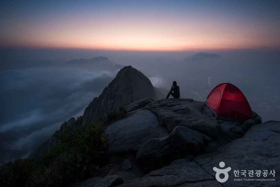 서울 은평구 쪽에서 촬영한 북한산의 능선과 해 뜨는 하늘
