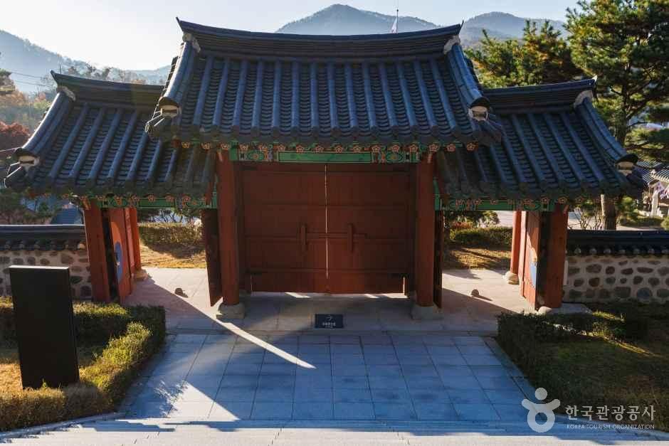안성 3.1운동기념관의 기와지붕 출입문과 앞마당