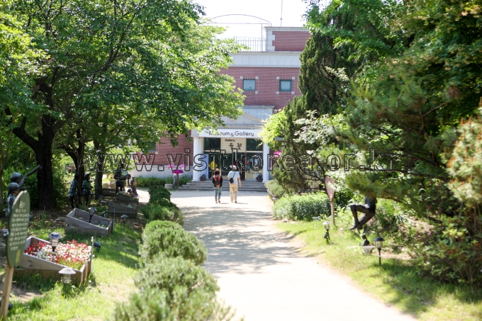 양평 들꽃수목원의 나무와 정원 사이로 이어지는 산책로