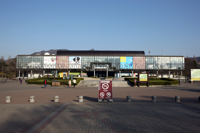 2013년 촬영한 과천 서울대공원의 종합안내소 건물과 앞 광장