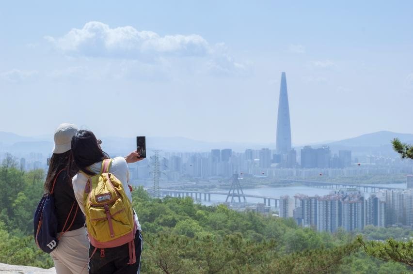 아차산에서 바라본 한강과 도심