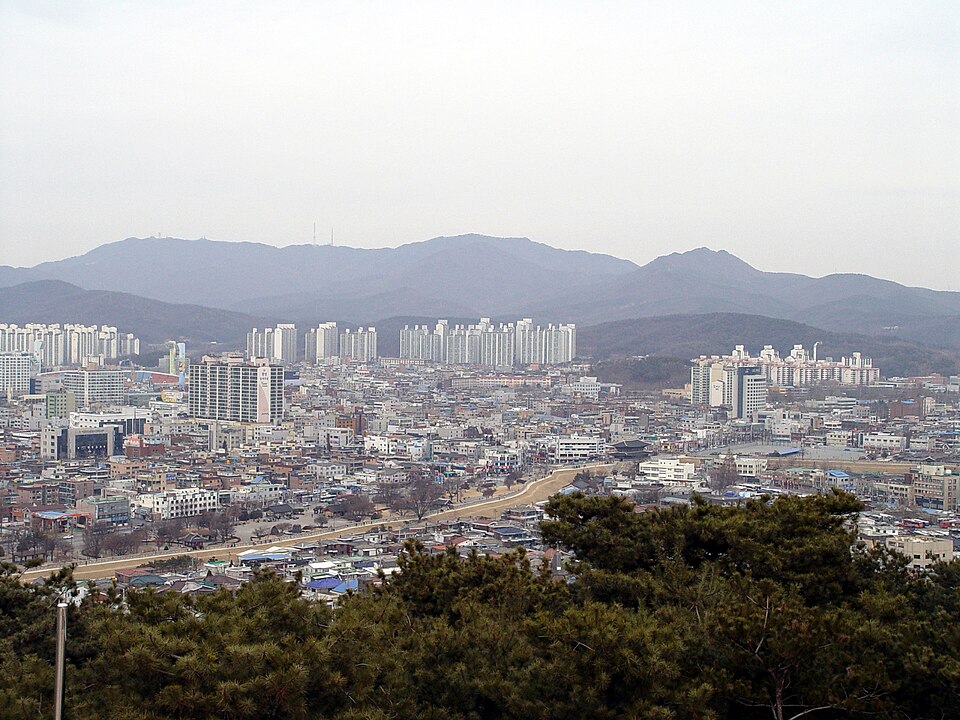 수원 화성에서 바라본 광교산