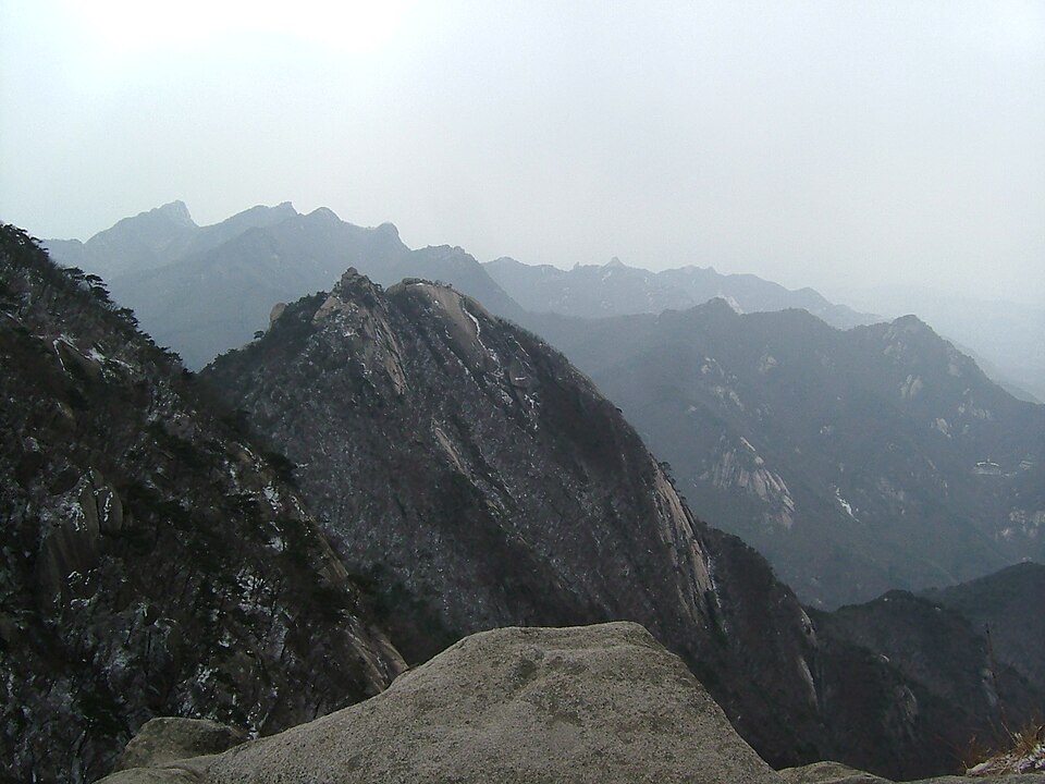 북한산국립공원 백운대 부근에서 본 산 풍경
