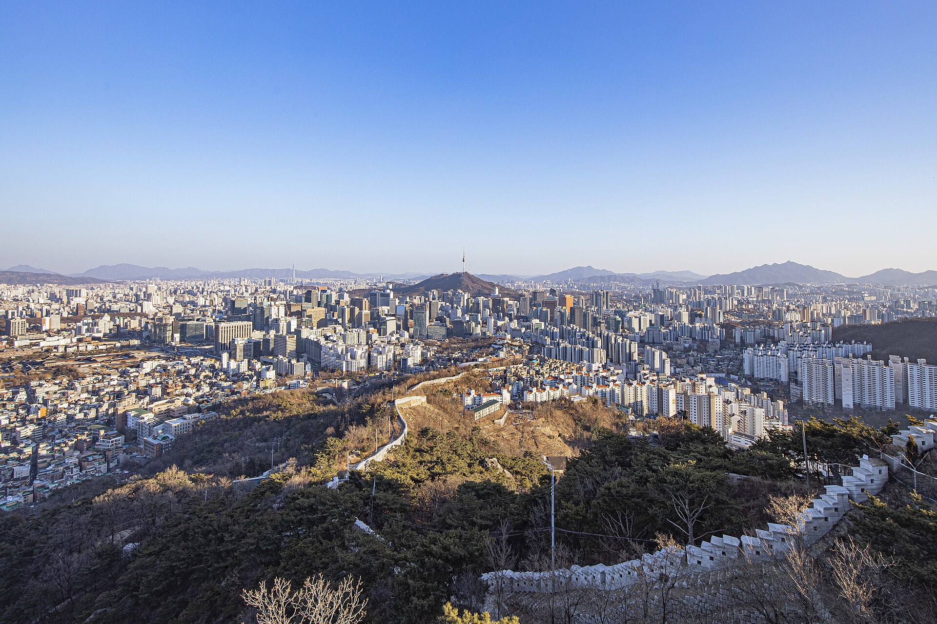 인왕산의 한양도성 너머로 서울 도심과 남산타워가 펼쳐진 낮 풍경