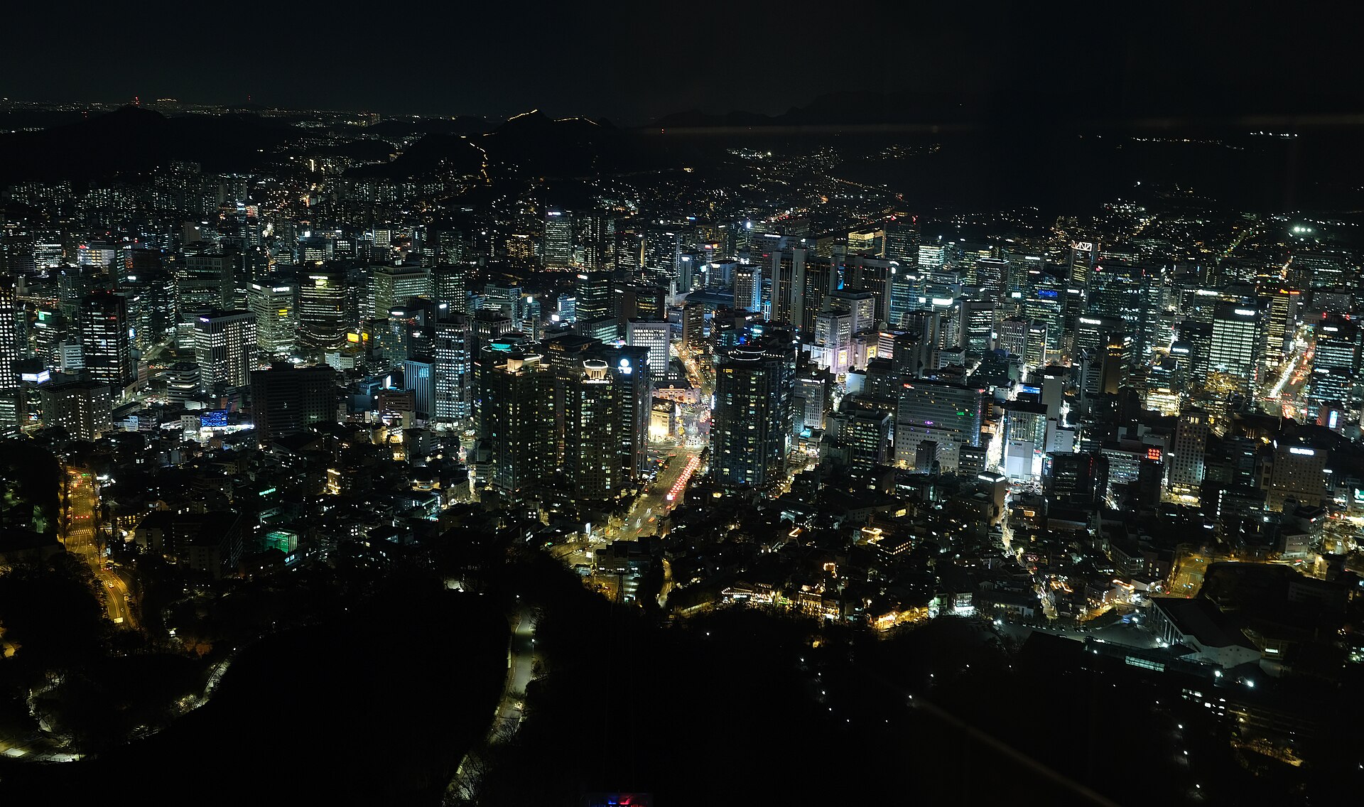 남산서울타워에서 내려다본 밤의 서울 도심과 불이 켜진 거리