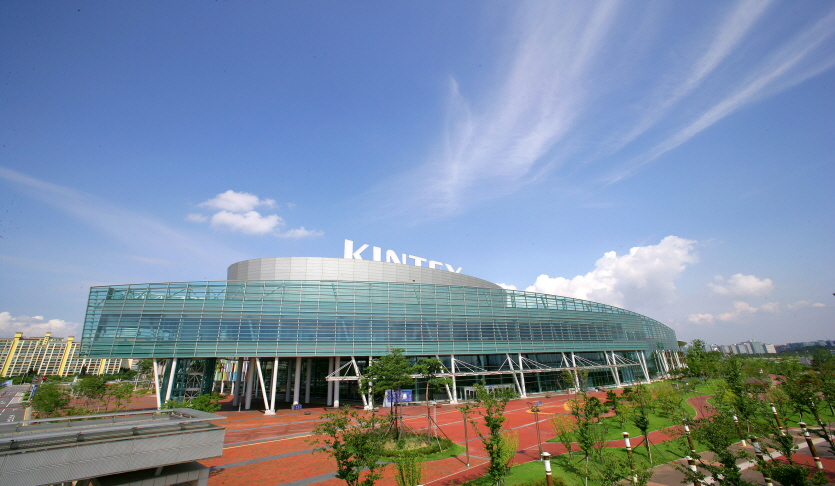 KINTEX 표지가 있는 전시장 외관과 유리 입면