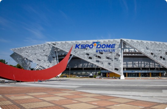 KSPO DOME 표지와 붉은 조형물이 보이는 올림픽체조경기장 외관